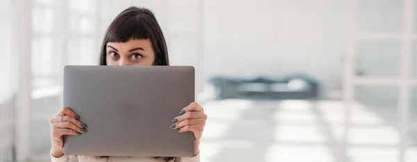 Uma Jovem Morena Cobre Metade Rosto Com Laptop Olha Alegremente — Fotografia de Stock