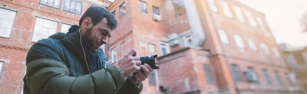 Retrato Joven Fotógrafo Con Una Cámara Que Toma Una Foto — Foto de Stock