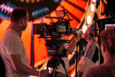 Görüntü yönetmeni elinde kamerayla sette. Bir film çekmek için çalışan profesyonel bir kameraman.