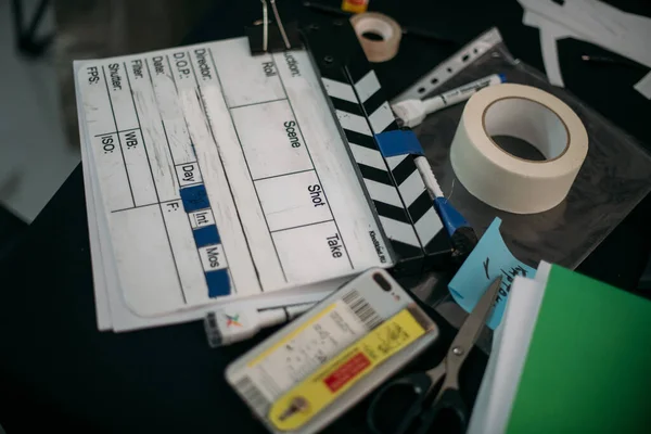 Asistent Režiséra Clapperboardem Place Detailní Záběr Petard Pro Natáčení Filmu — Stock fotografie