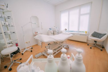 Masaj salonu, kuyruklu yıldız bilimi salonu, masaj masası. Hiç kimse. Profesyonel masajlar ve güzellik tedavileri için parlak, modern bir salon..