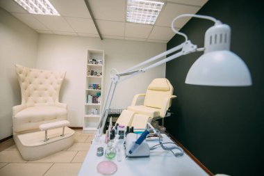 Manikür salonunun içinde insanlar olmadan. El ve ayaklara çivi çakmak için parlak, modern bir salon..