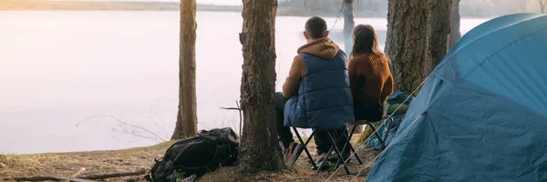 Aile Çifti Bir Çadırla Gölün Kıyısında Dinleniyor Ormanda Bir Ateşle — Stok fotoğraf