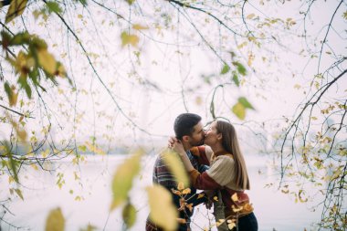 Romantik bir randevu, doğa yürüyüşü. Genç aşıklar sonbaharın başlarında gölde beraberler. Erkek ve kadın sarı sonbahar yaprakları içinde suyun kenarında yürüyorlar.