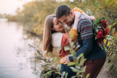 Romantik bir randevu, doğa yürüyüşü. Genç aşıklar sonbaharın başlarında gölde beraberler. Erkek ve kadın sarı sonbahar yaprakları içinde suyun kenarında yürüyorlar.