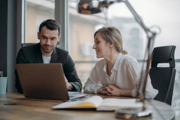 Trabalho Equipa Nos Negócios Homem Mulher Parceiros Colegas Estão Discutindo — Fotografia de Stock