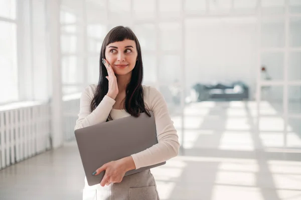 Eine Junge Brünette Frau Steht Mit Einem Geschlossenen Laptop Der — Stockfoto