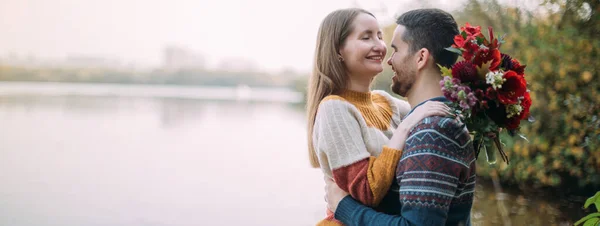 Encontro Romântico Passeio Natureza Casal Jovem Amantes Juntos Lago Início — Fotografia de Stock