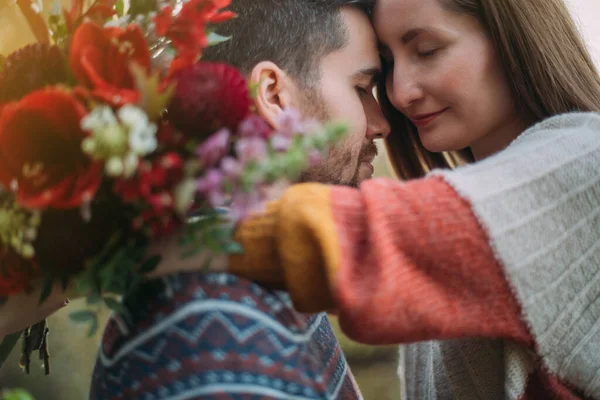 Portret Kochającej Się Pary Romantycznej Randce Parku Bukietem Kwiatów Zbliżenie — Zdjęcie stockowe