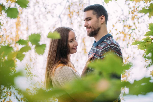 Encontro Romântico Passeio Natureza Casal Jovem Amantes Juntos Floresta Início — Fotografia de Stock