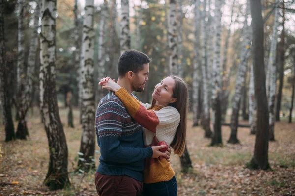 Romantisk Dejt Promenad Naturen Unga Par Älskare Tillsammans Skogen Tidigt — Stockfoto