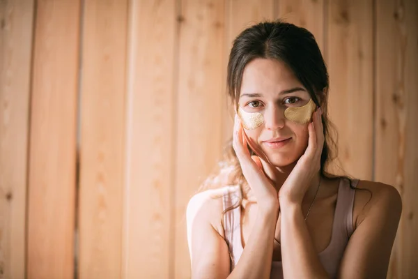 Potret Seorang Wanita Muda Dengan Tambalan Emas Bawah Matanya Terhadap — Stok Foto