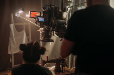 Profesyonel sinema ve video kamera sette. Atış vardiyası, aydınlatma aletleri, çekim ekipmanları ve ekip. Modern film ve reklam teknikleri..