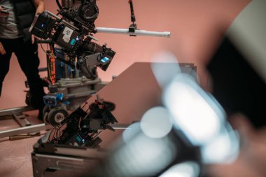 Sette profesyonel bir film ve kamera var. Çekim günü, ekipman ve ekip. Modern video çekim tekniği.