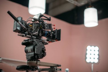 Sette profesyonel bir film ve kamera var. Çekim günü, ekipman ve ekip. Modern video çekim tekniği.