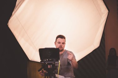 Görüntü yönetmeni elinde kamerayla sette. Bir film, ticari ya da televizyon dizisi çekmek için çalışan profesyonel bir videograf. İçerideki çekim süreci, stüdyo.