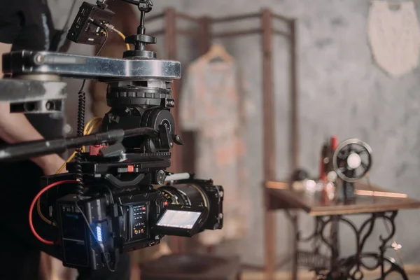 Professzionális Mozi Videokamera Forgatáson Lövöldözés Világítás Lőszerek Csapat Modern Filmkészítés — Stock Fotó
