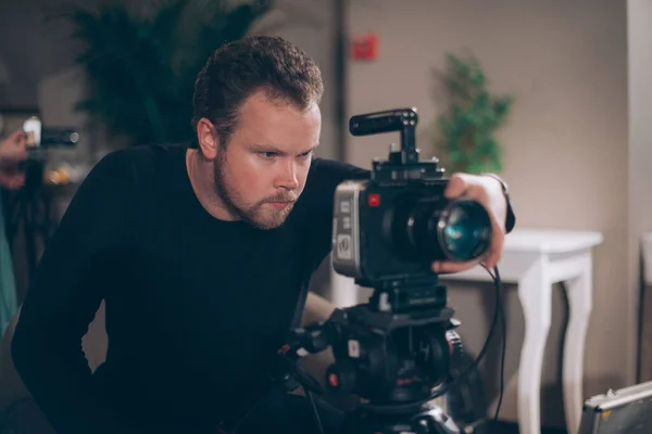 Diretor Fotografia Com Uma Câmera Nas Mãos Set Profissional Videógrafo — Fotografia de Stock