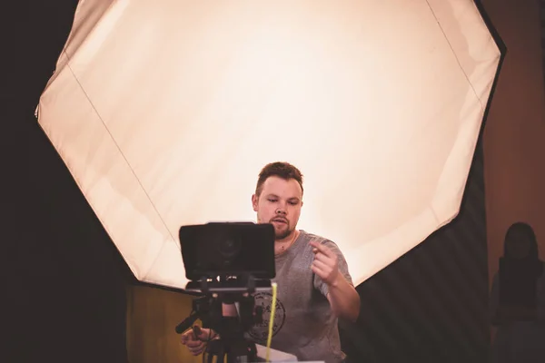 カメラを手に撮影監督が舞台に立つ またはテレビシリーズの撮影の仕事でプロのビデオ撮影者 撮影プロセス室内 スタジオ — ストック写真
