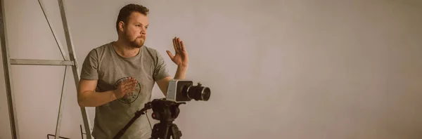 Diretor Fotografia Com Uma Câmera Nas Mãos Set Profissional Videógrafo — Fotografia de Stock