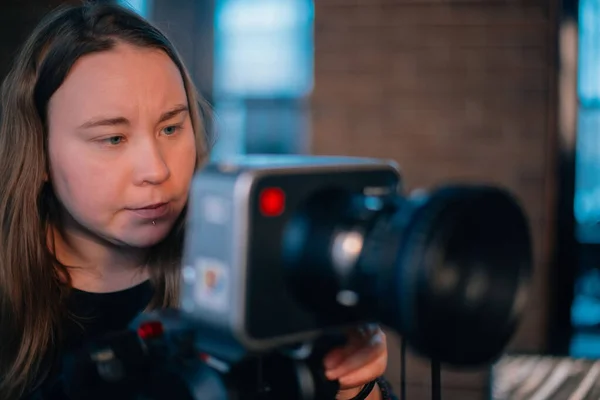 Jeune Réalisatrice Photographie Travail Derrière Une Caméra Sur Plateau Tournage — Photo