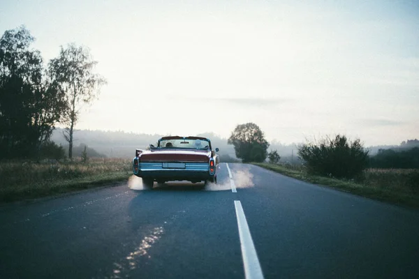 Coche Retro Conduce Largo Carretera Amanecer Convertible Dirige Distancia Una — Foto de Stock