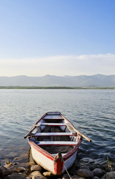 Barco vazio no lago — Fotografia de Stock