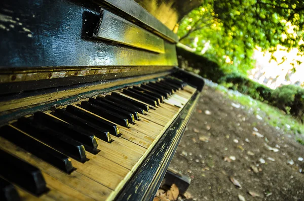 О музыке. Старое пианино — стоковое фото