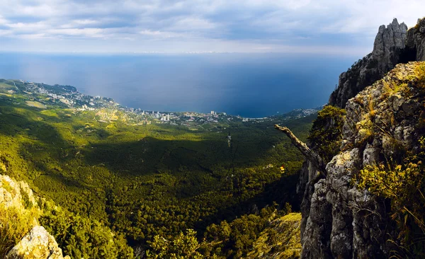 Montañas y mar Fotos de stock libres de derechos