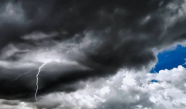 Céu Com Nuvens Negras Tempestade Com Relâmpagos — Fotografia de Stock