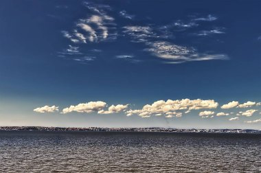 Yazın sonunda nehir kıyısında manzara.