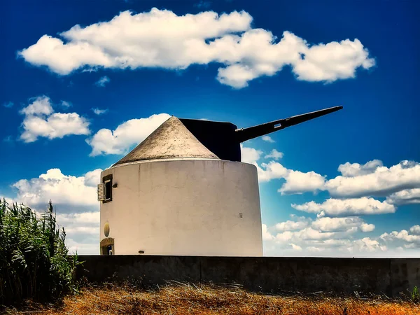 Velho Moinho Vento Numa Colina Com Céu Azul — Fotografia de Stock