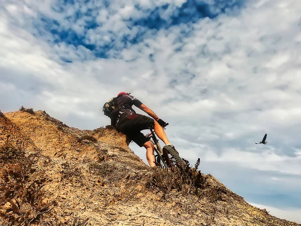 Radfahrer Auf Den Wegen Des Ozeans Bei Bewölktem Himmel — Stockfoto