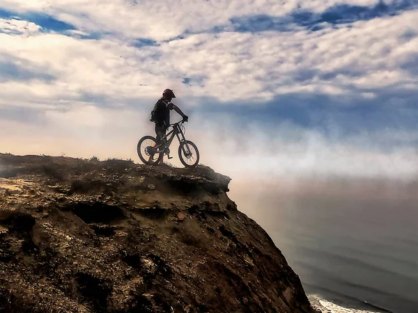 Cyklist Havets Stigar Med Molnig Himmel — Stockfoto