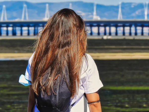川のほとりにカラフルなタイツと長い髪の女の子 — ストック写真