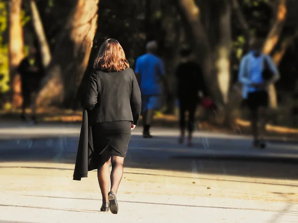 Mujer Traje Negro Caminando Por Callejón Parque —  Fotos de Stock
