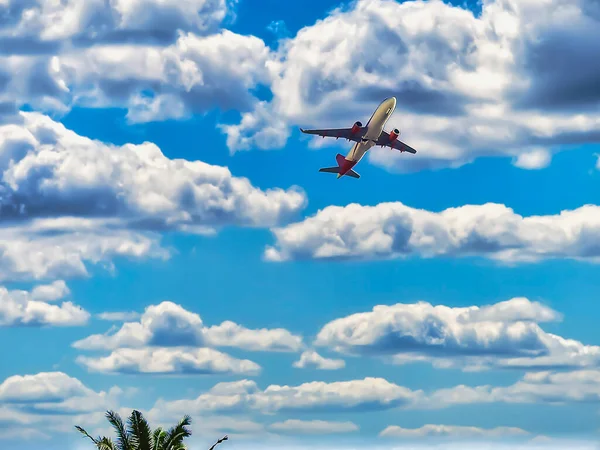 曇り空を離陸した後の飛行機 — ストック写真