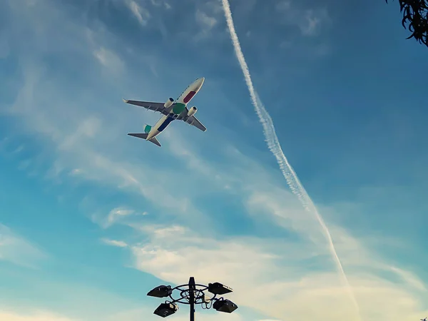 曇り空を離陸した後の飛行機 — ストック写真