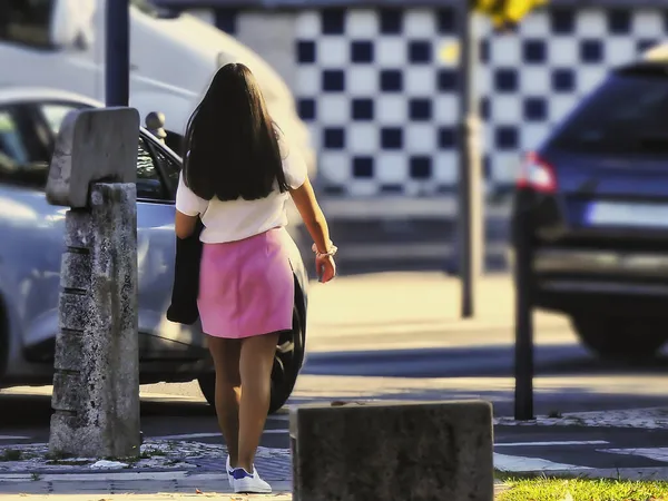 Die Junge Frau Rosafarbenen Rock Spaziert Zwischen Den Autos — Stockfoto