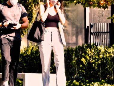 Cep telefonlarını kullanan genç bir çift