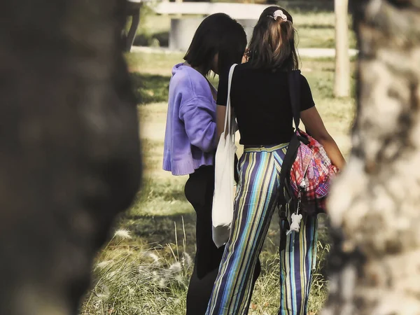 Dos Mujeres Jóvenes Tomando Fotos Parque —  Fotos de Stock