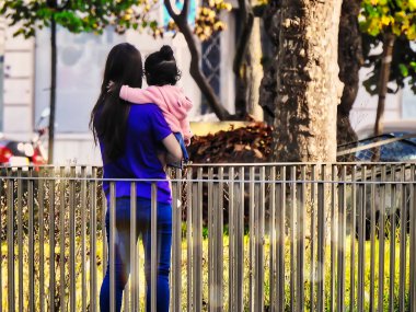 Parkta kızıyla oynayan bir anne.