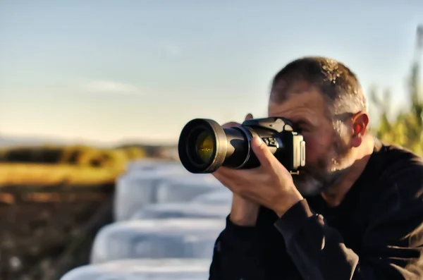 Homem Preto Com Câmera Tirando Fotos Pôr Sol — Fotografia de Stock