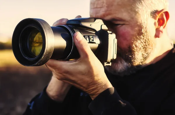 Homme Noir Avec Appareil Photo Prenant Des Photos Coucher Soleil — Photo