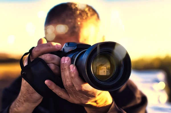 Uomo Nero Con Macchina Fotografica Scattare Foto Tramonto — Foto Stock