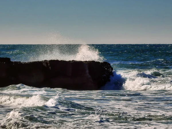 Kıyıdaki Bir Kayadan Dalgalar Kopuyor — Stok fotoğraf