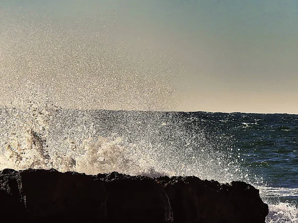 Kıyıdaki Bir Kayadan Dalgalar Kopuyor — Stok fotoğraf