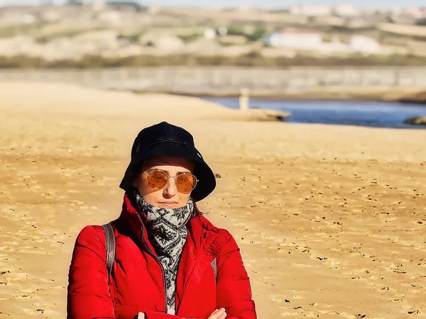 Mulher Casaco Vermelho Chapéu Óculos Sol Uma Praia — Fotografia de Stock