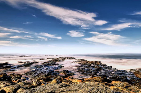 Paisaje Marino Con Una Playa Rocosa Niebla Distancia —  Fotos de Stock