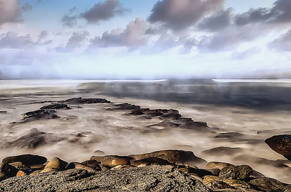 Mare Con Spiaggia Rocciosa Nebbia Lontananza — Foto Stock